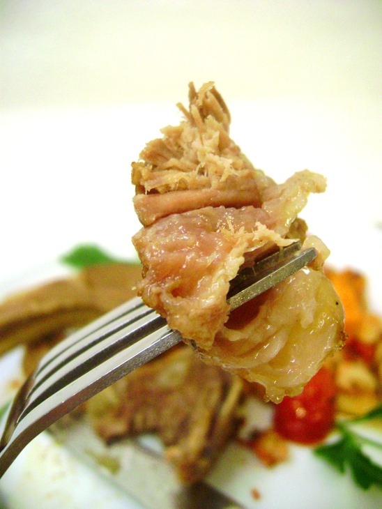 Бараньи ребрышки с овощами и запеченной фасолью.