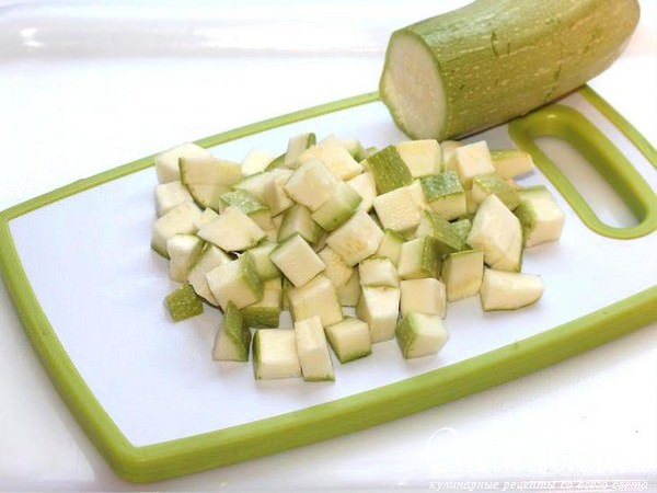 Овощное рагу из кабачков с капустой, морковью и томатным соусом