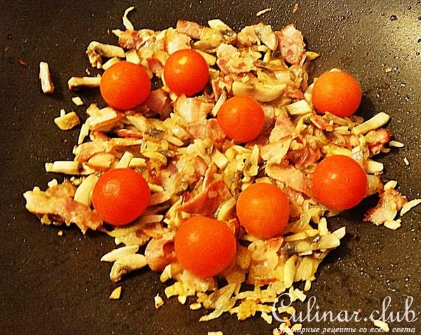 Паста фузилли с беконом и грибами.