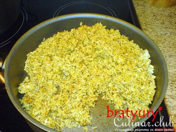 Рис со шпинатом, дополненный жареной с луком кожей сырокопчёной грудинки