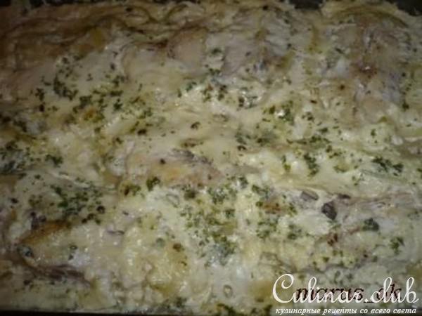 Рыбка морская под луковой шапкой в сырном соусе