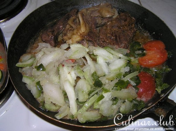Ребрышки говяжьи тушеные с овощами