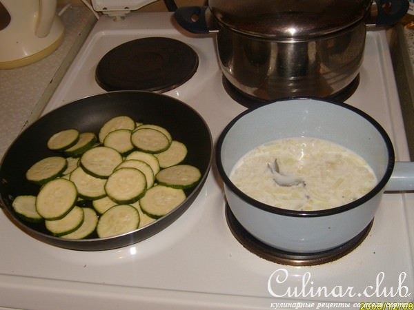 Суфле из цукини с соусом бешамель.