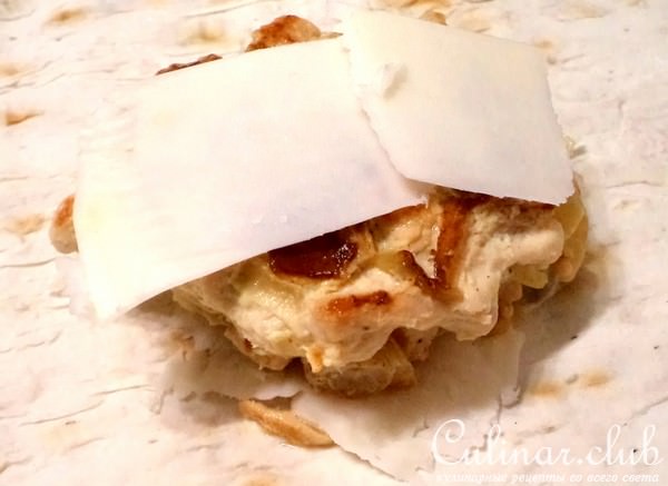 Наш сытный, пикантный завтрак- куриная котлета с козьим сыром в лаваше!