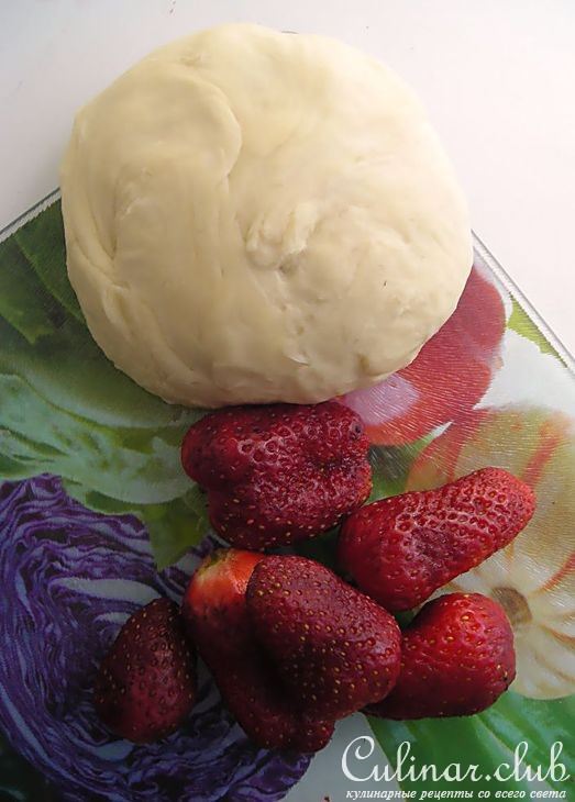 вареники с клубникой и клубничным сиропом.