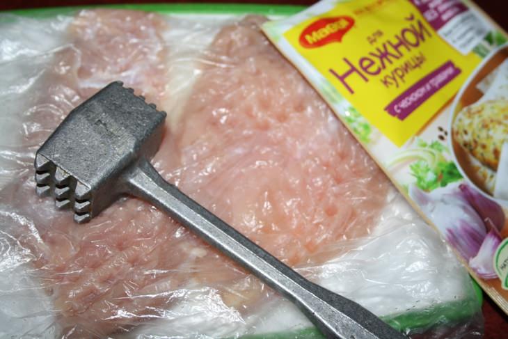 Сочная курочка с хрустящим картофелем и капустно-сырным салатом на гарнир