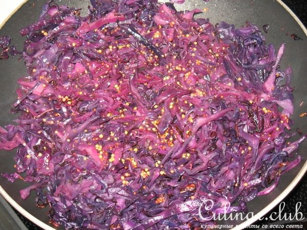 Разноцветная капуста с мясом и орехами.