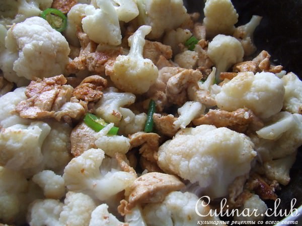 грудка цыпленка, маринованная в остром красном перце тушеная с цветной капустой