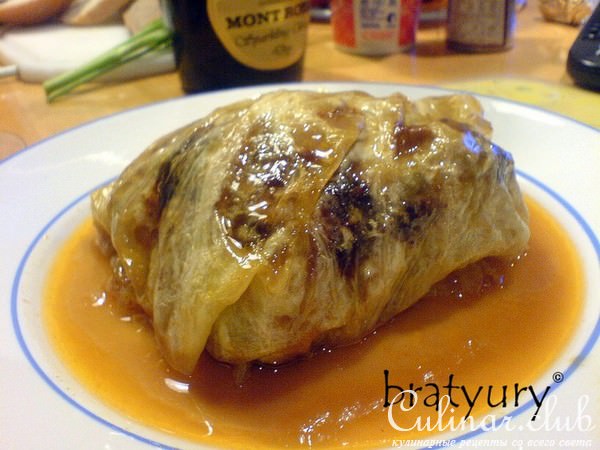 Куриные бедрышки, запечённые в листьях квашеной капусты