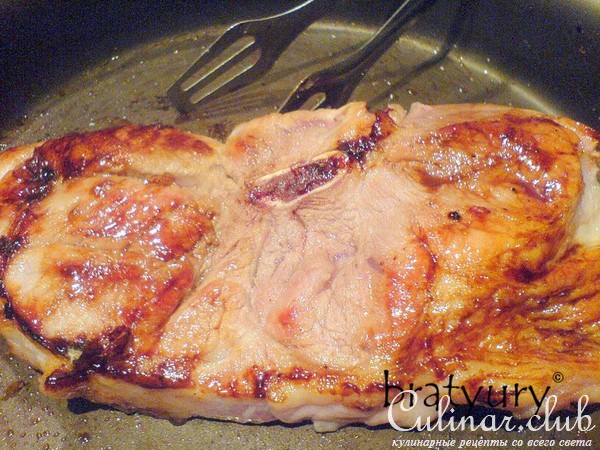 Свиная лопатка, запечённая с сахаром, чесноком и соевым соусом