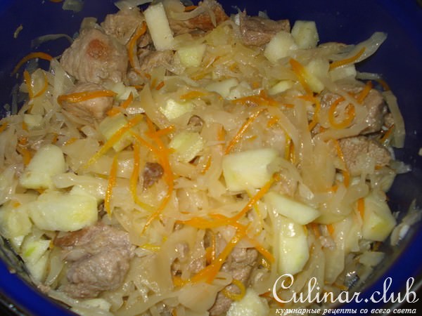 Капуста тушоная с мясом и яблоками