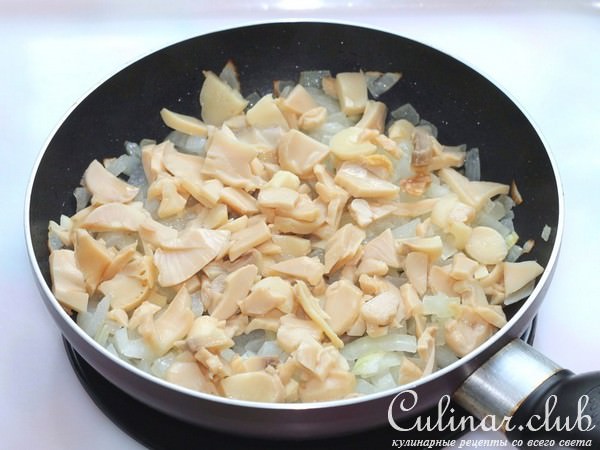 Картофель в кляре с грибным соусом