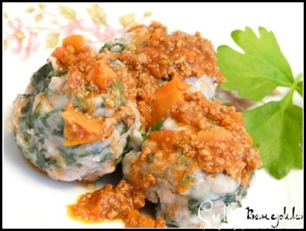 Мясные тефтели по-итальянски, со шпинатом и сыром, под соусом "Болоньез".
