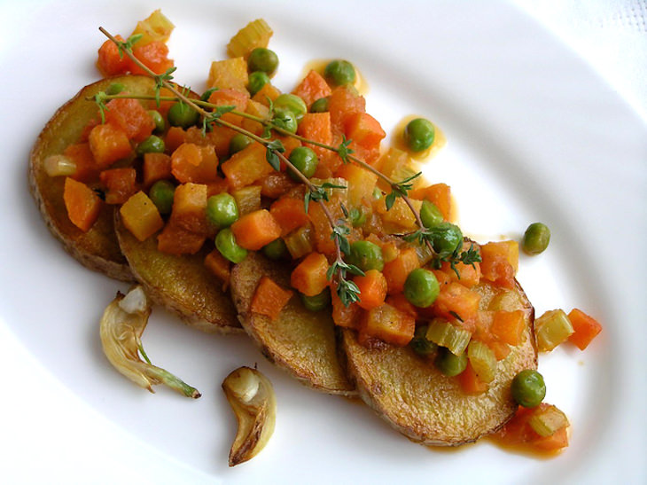 Жареный картофель с овощным рагу и чесноком