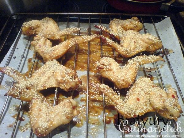 Куриные крылышки маринованные, запечённые с кунжутом