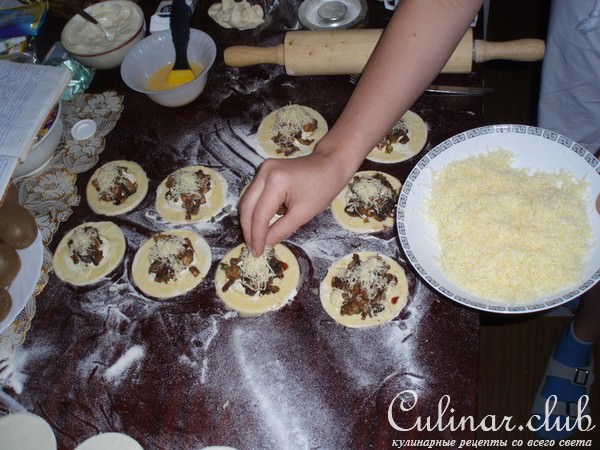 Слойка с мясной и грибной начинкой