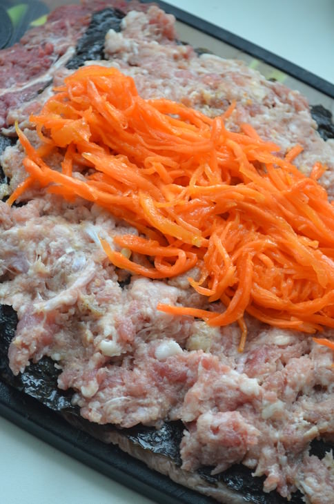 Мясной рулет с корейской морковью и клюквой
