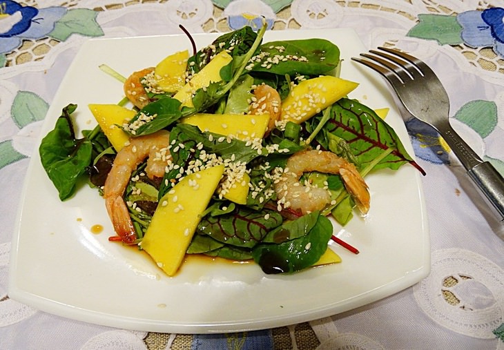 Салат с манго и кунжутом.