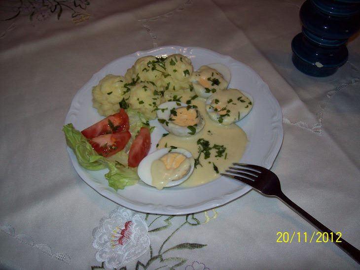 Маринованные яйца с картофельным пюре под горчичным соусом.