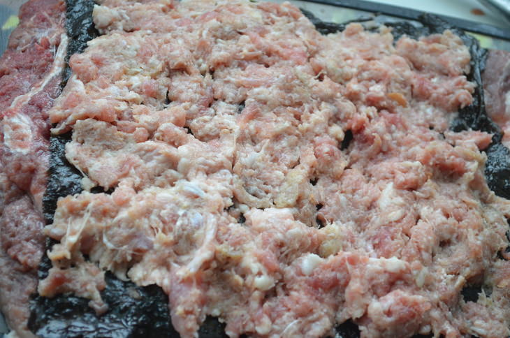 Мясной рулет с корейской морковью и клюквой
