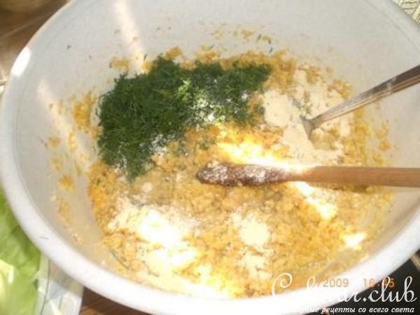 Маленькие голубцы в свекольных листьях