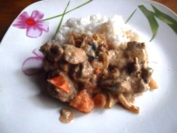 Куриная печень с грибами в сметане