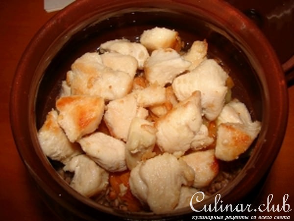 Курочка и гречка, приготовленные в горшочке