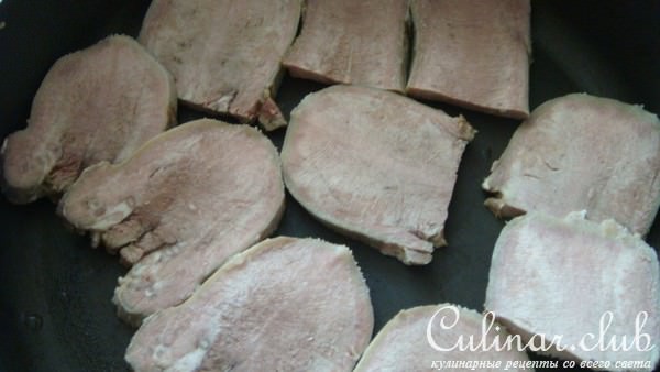 Язык запеченый с помидорами и сыром