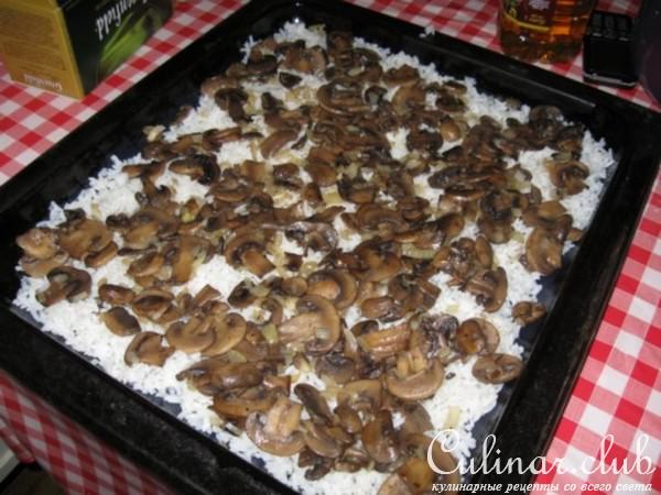 Шампиньйоны, которые пеклись с рисом и помидорами