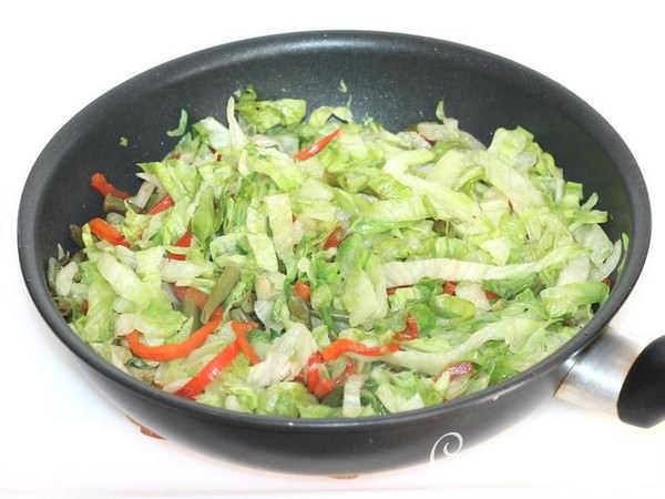 Пекинская капуста с мятой и стручковой фасолью