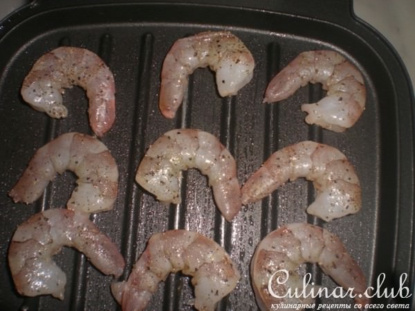 Грилованые медовые шримпсы с вкусным и простым салатом.