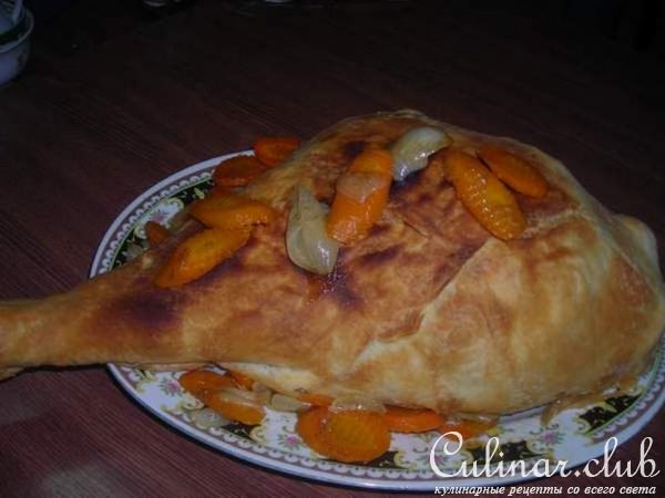 Фаршированная баранья нога с курагой и с овощным соусом.