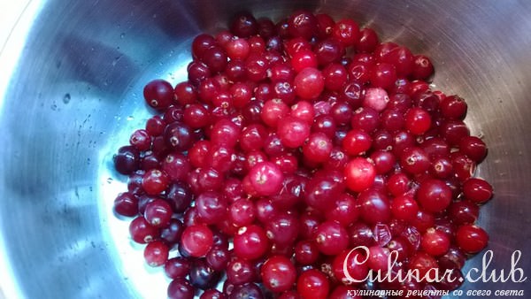 Куриные шарики с начинкой и клюквенным соусом.
