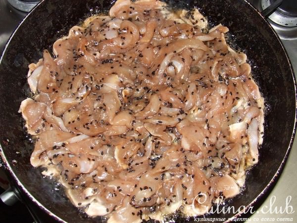 куриное филе, маринованное в красном уксусе, оливковом масле, коричневом сахаре и черном кунжуте