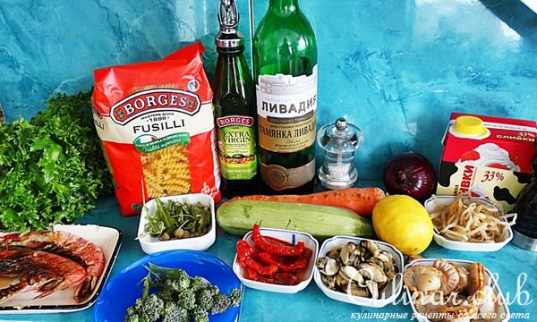 Соте с морепродуктами и пастой под соусом из морских гребешков.