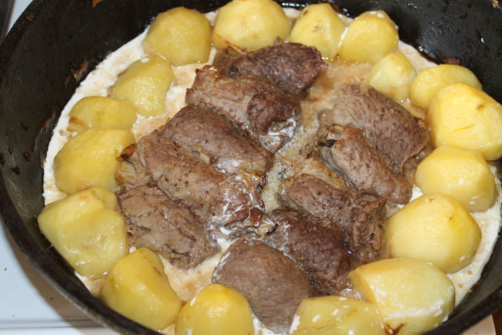 Молодой картофель с мясными рулетиками, тушеный в сливках