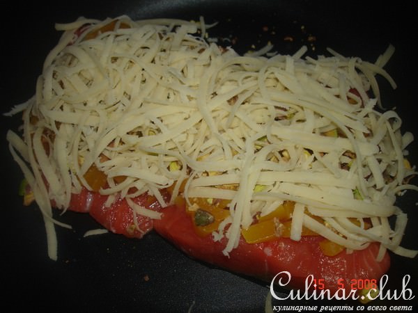 Лосось запеченный с персиком и орешками