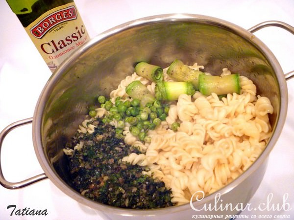 Паста FUSILLI с зеленым горошком и кабачками
