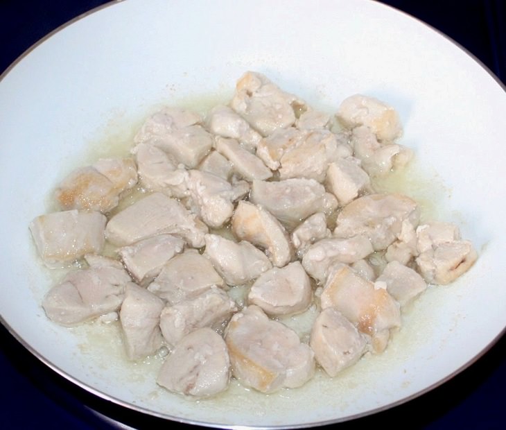 Тушеная капуста с тыквой, яблоком и курицей