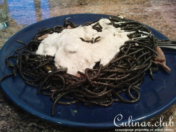 черная паста с белым соусом