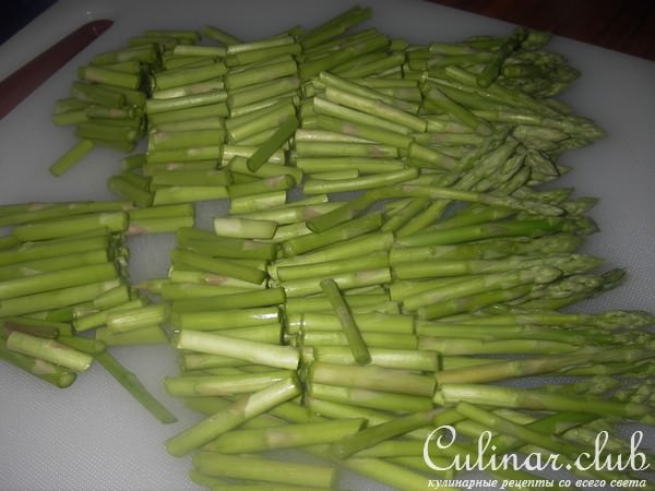 Жареный рис с креветками, овощами и омлетом
