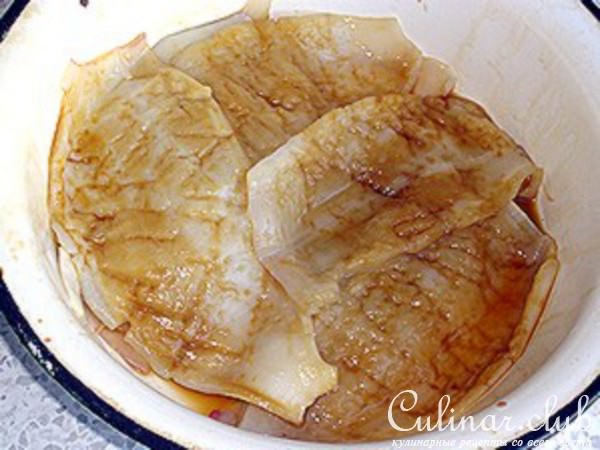 Отбивные кальмары с овощной соломкой