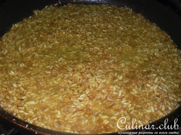 Жареный рис с креветками, овощами и омлетом