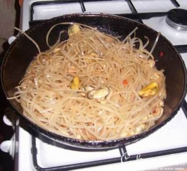 Рисовая лапша с креветками и мидиями