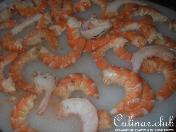Жареный рис с креветками, овощами и омлетом