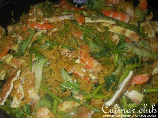 Жареный рис с креветками, овощами и омлетом