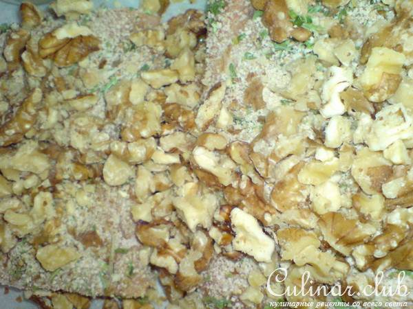 Лосось с грецкими орехами