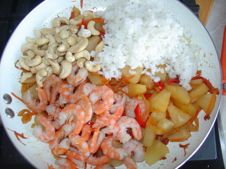 Салат по - тайски с креветками, рисом, овощами и ананасом.