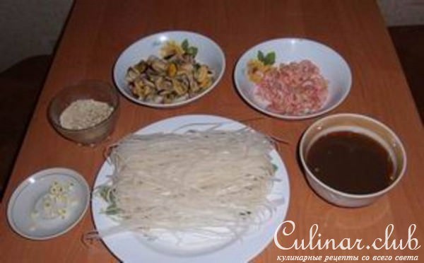 Рисовая лапша с креветками и мидиями