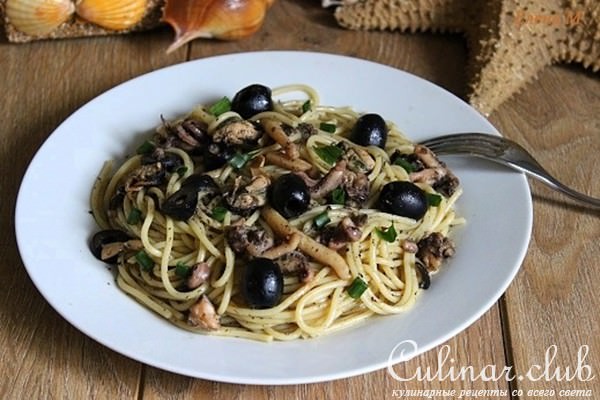 Спагетти с дарами моря и маслинами